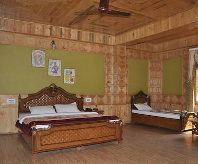 https://imgcld.yatra.com/ytimages/image/upload/t_hotel_yatra_city_desktop/v1449742318/Domestic Hotels/Hotels_Kullu/Hotel Royal Palace/bedroom.jpg